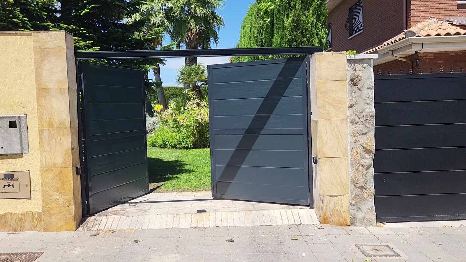 Cancela batiente de chapa instalada por Cerrajería Mencía